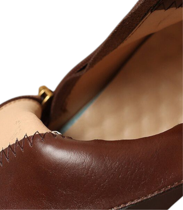 Interior view showing fleece lining and leather edge