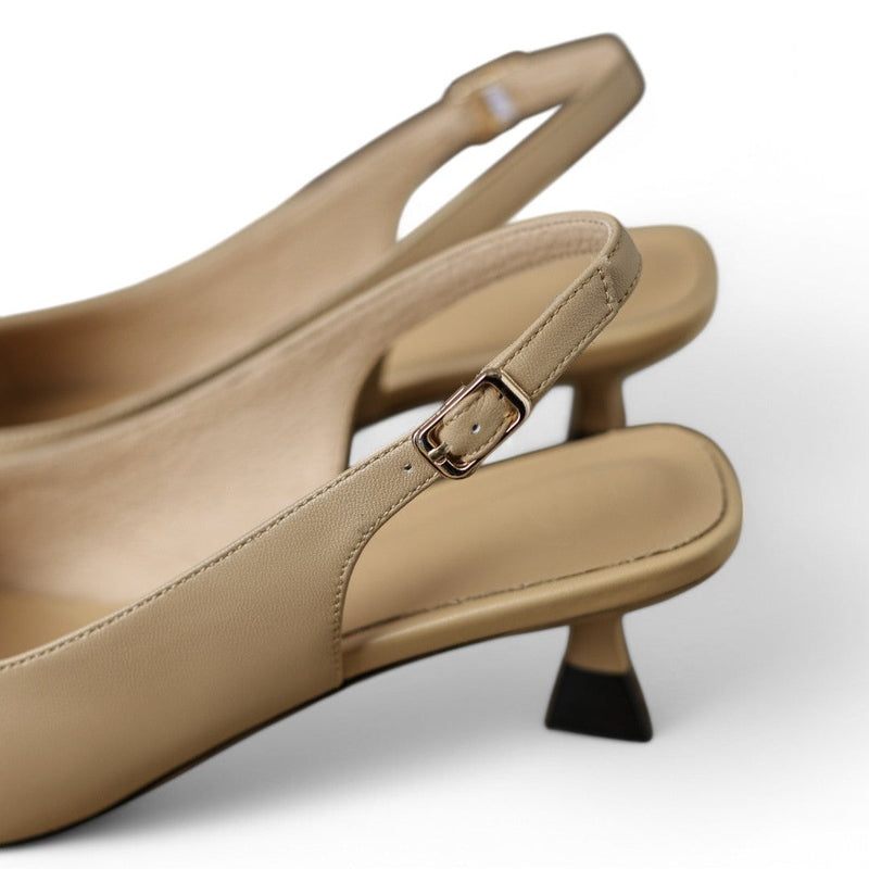 Zoom on the small gold-tone buckle fixed to the back strap.