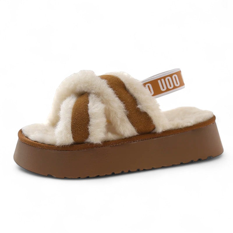 Women’s slipper in brown open round toe; cross faux-fur straps; elastic heel strap ~4 cm platform sole side angle.