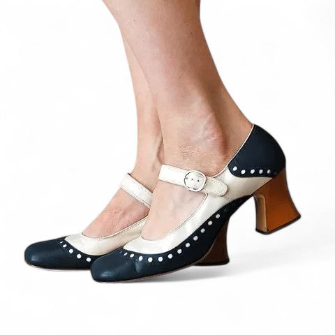 Black-and-white version in side view, showing the curved arch under the shoe and evenly spaced decorative dots.