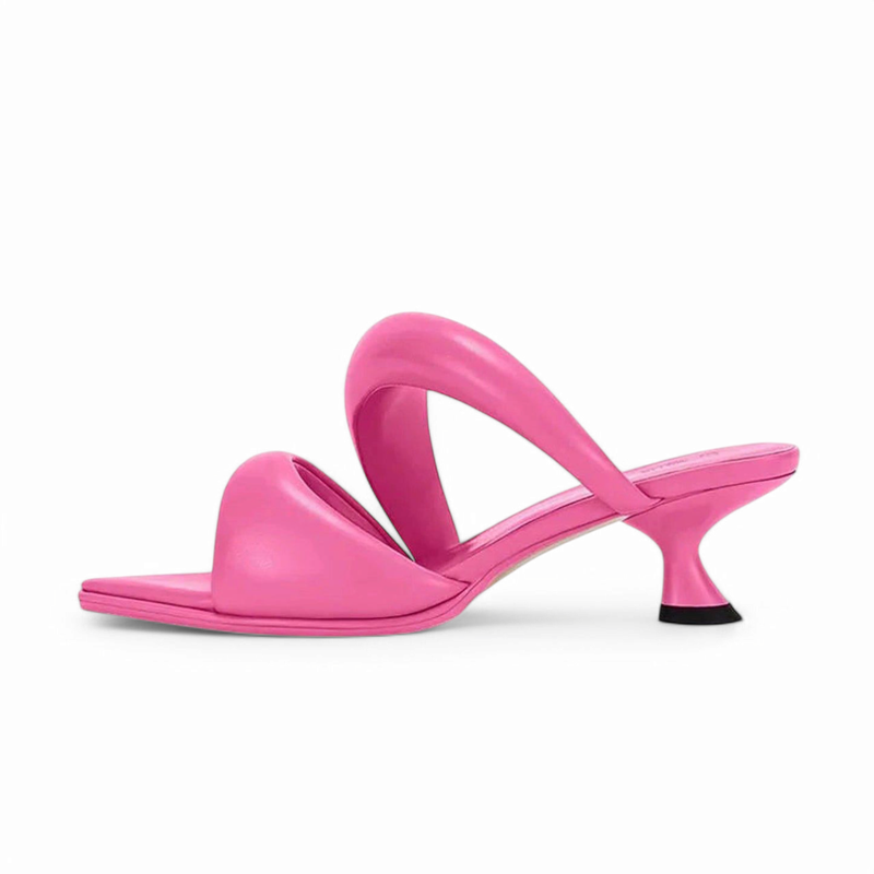 Side profile of pink sandal with square toe, arched strap and 4 cm kitten heel.