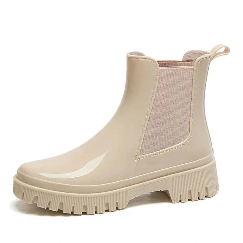 Glossy beige Chelsea boot with round toe and chunky heel – side view.