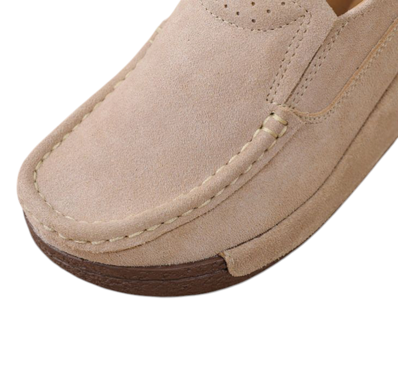Suede moc‑toe stitching with beige top stitching.